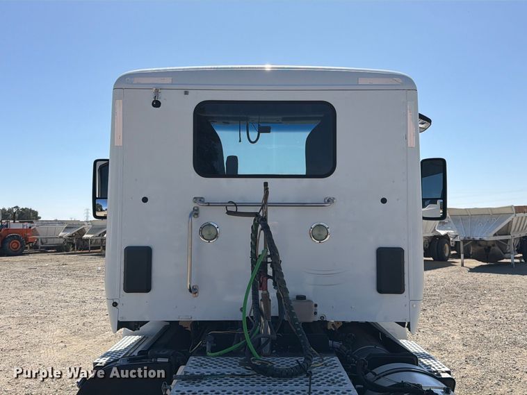 image for item EA0019 2015 Kenworth T680 semi truck