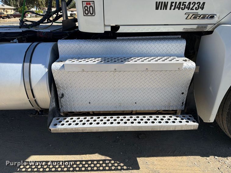 image for item EA0019 2015 Kenworth T680 semi truck