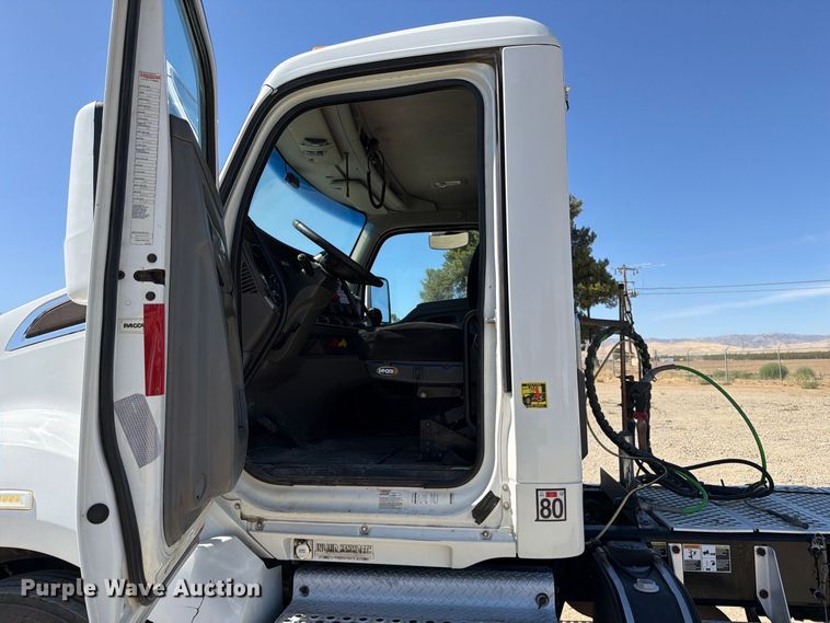 image for item EA0019 2015 Kenworth T680 semi truck