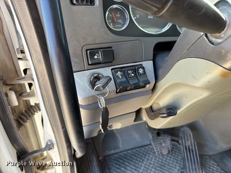 image for item EA0019 2015 Kenworth T680 semi truck