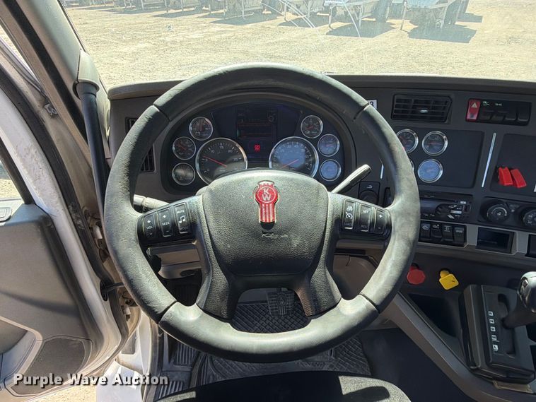 image for item EA0019 2015 Kenworth T680 semi truck