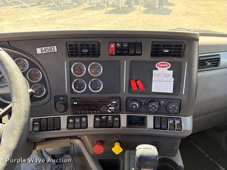 image for item EA0019 2015 Kenworth T680 semi truck