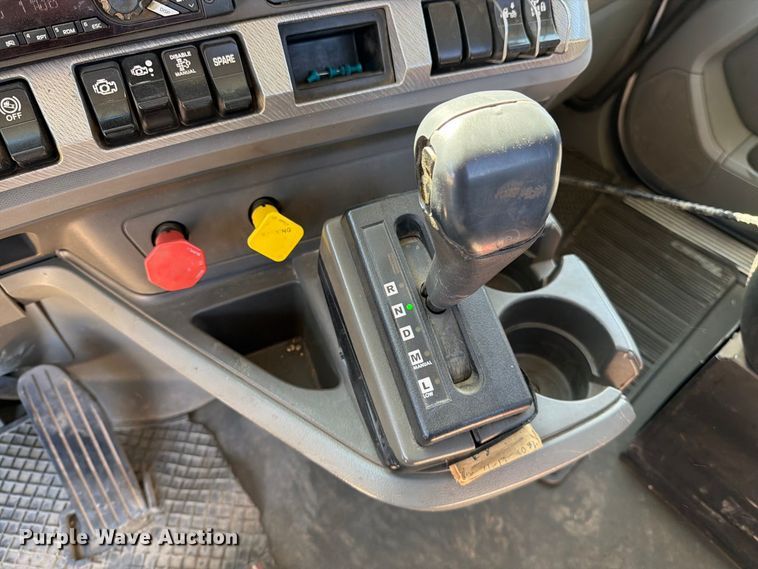 image for item EA0019 2015 Kenworth T680 semi truck