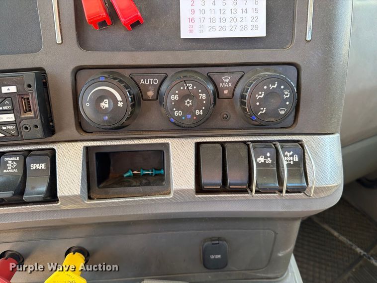 image for item EA0019 2015 Kenworth T680 semi truck