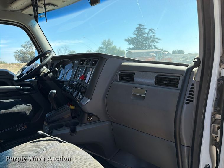 image for item EA0019 2015 Kenworth T680 semi truck