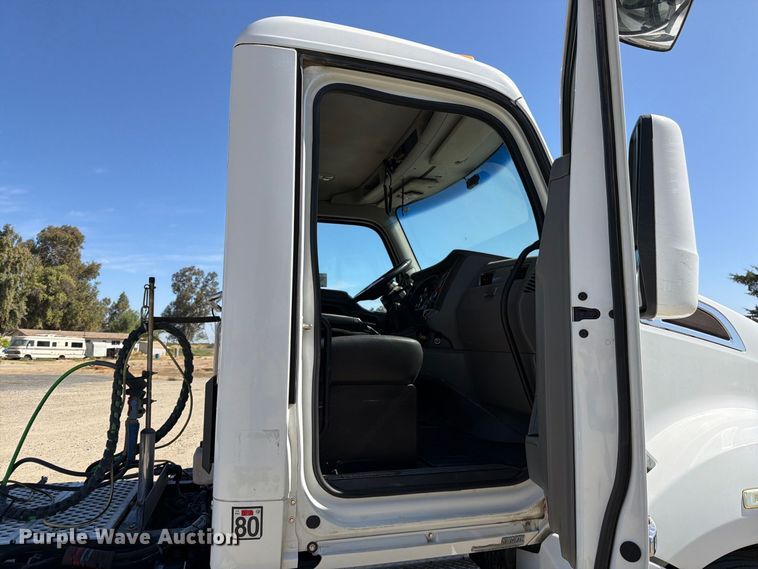 image for item EA0019 2015 Kenworth T680 semi truck