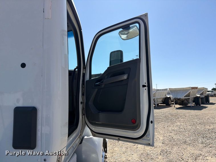image for item EA0019 2015 Kenworth T680 semi truck