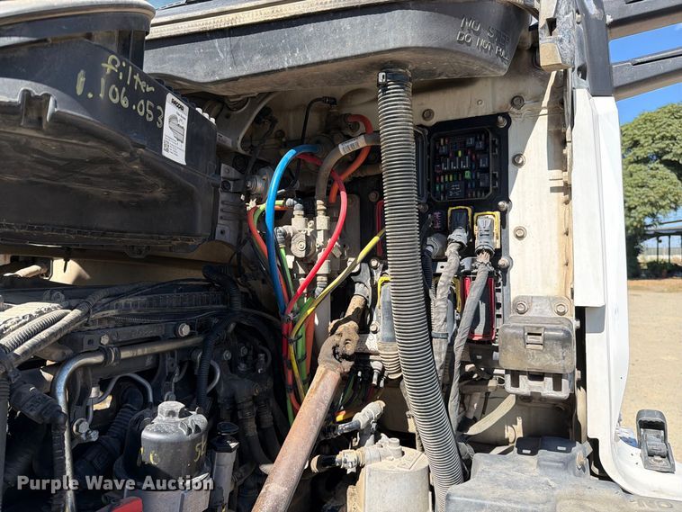 image for item EA0019 2015 Kenworth T680 semi truck