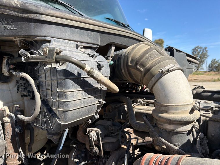 image for item EA0019 2015 Kenworth T680 semi truck