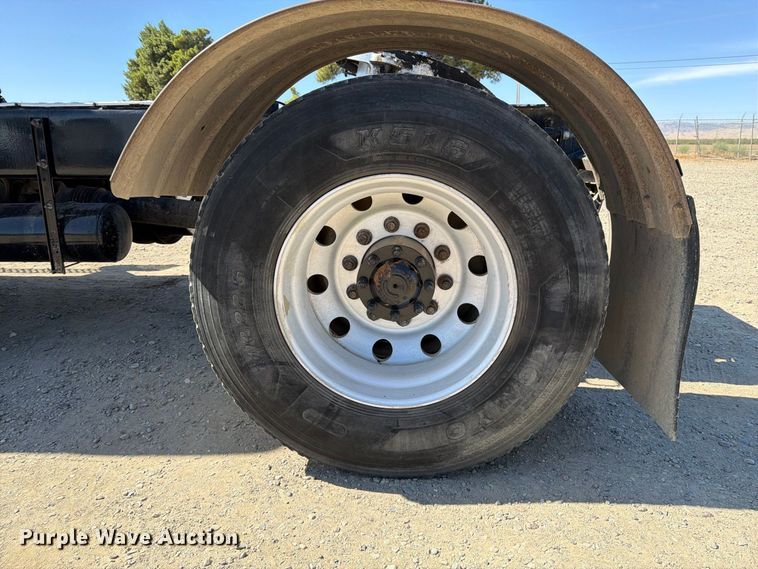 image for item EA0019 2015 Kenworth T680 semi truck