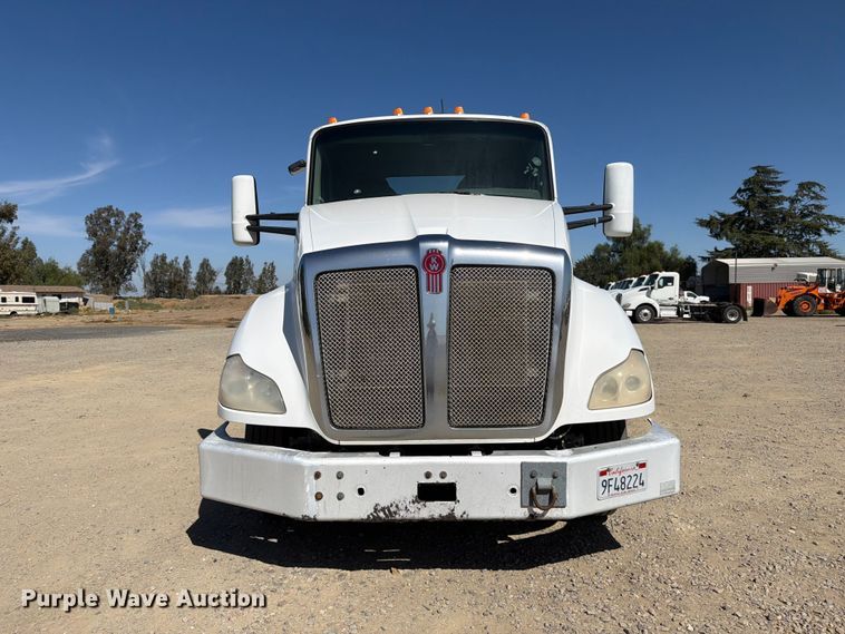 image for item EA0020 2015 Kenworth T680 semi truck