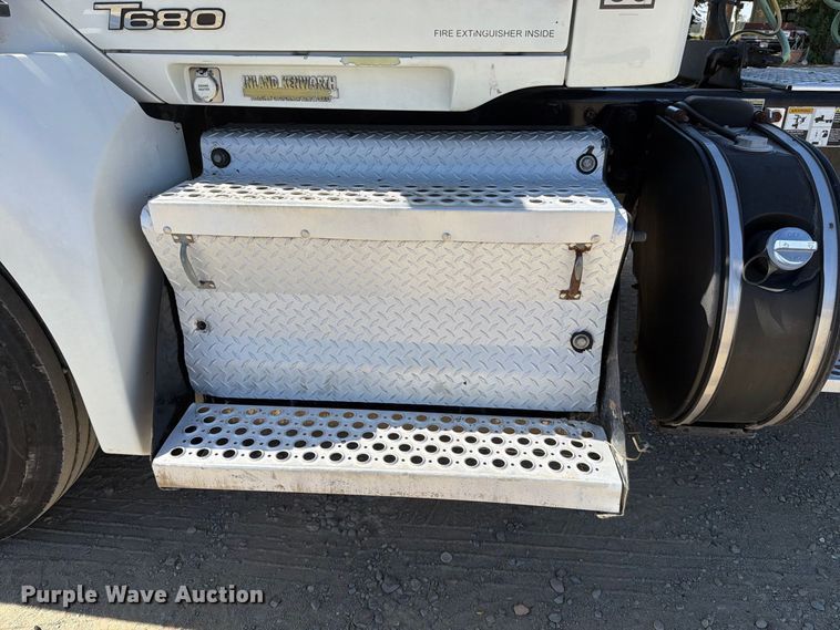 image for item EA0020 2015 Kenworth T680 semi truck