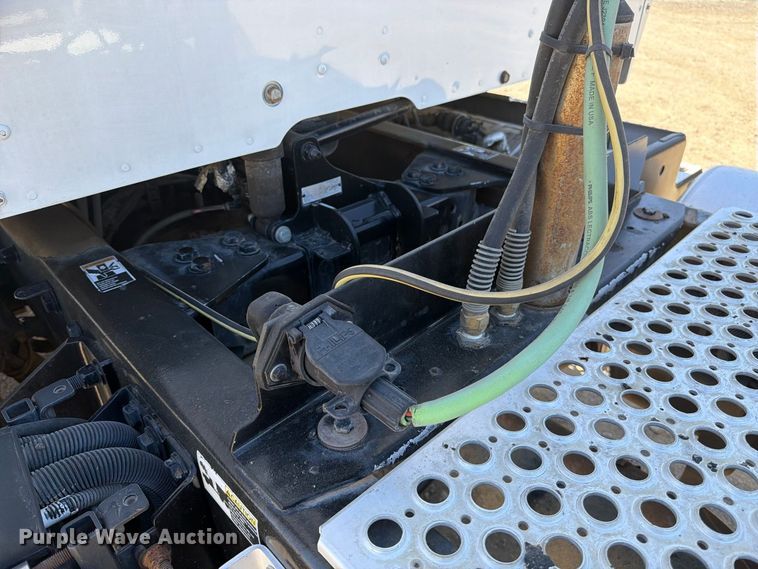 image for item EA0020 2015 Kenworth T680 semi truck