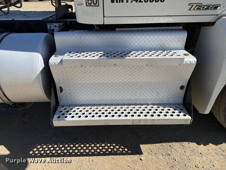 image for item EA0020 2015 Kenworth T680 semi truck