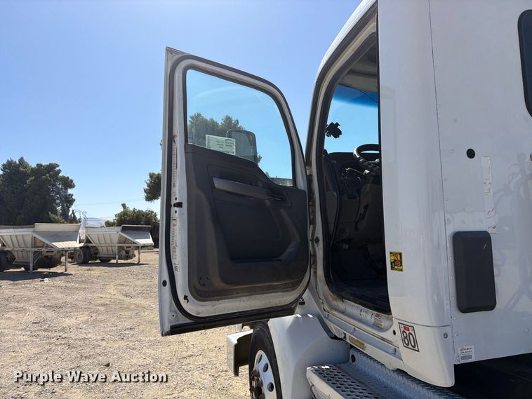 image for item EA0020 2015 Kenworth T680 semi truck