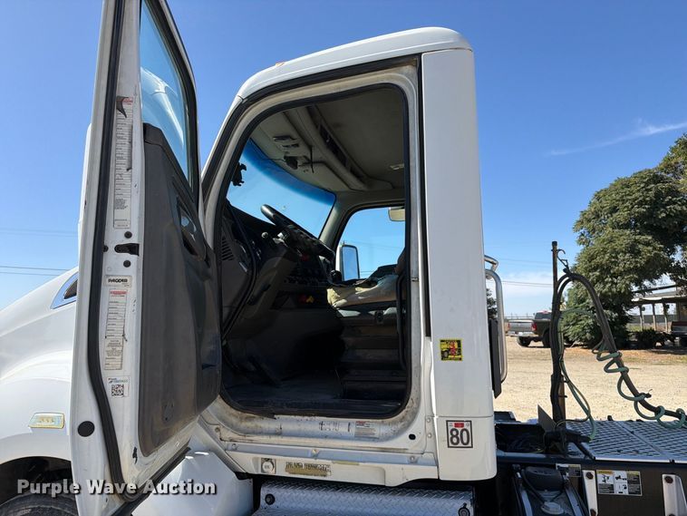 image for item EA0020 2015 Kenworth T680 semi truck