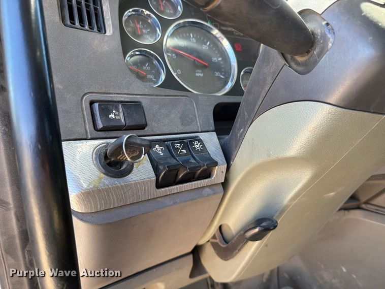 image for item EA0020 2015 Kenworth T680 semi truck