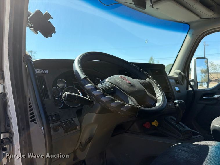 image for item EA0020 2015 Kenworth T680 semi truck