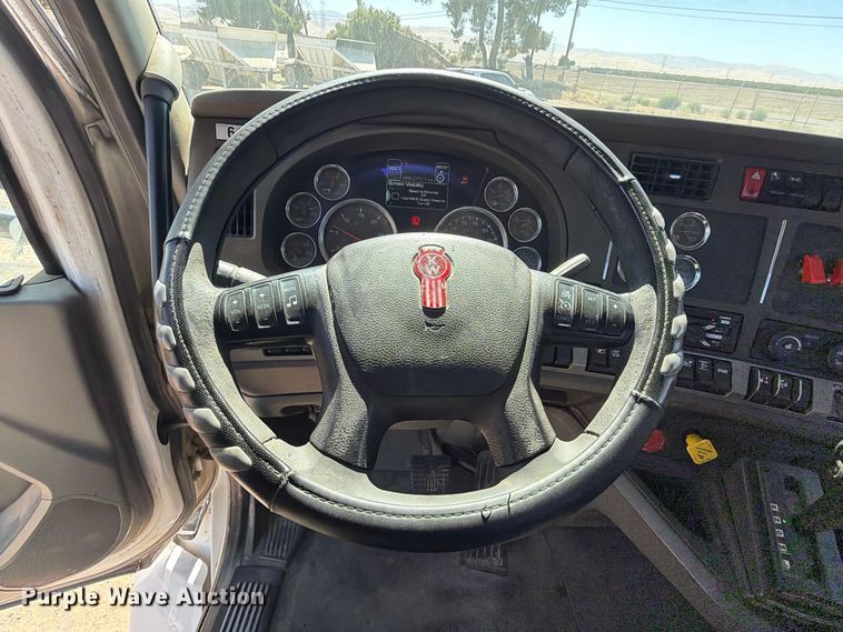 image for item EA0020 2015 Kenworth T680 semi truck