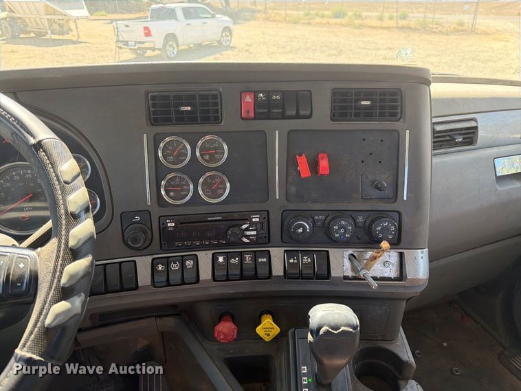 image for item EA0020 2015 Kenworth T680 semi truck