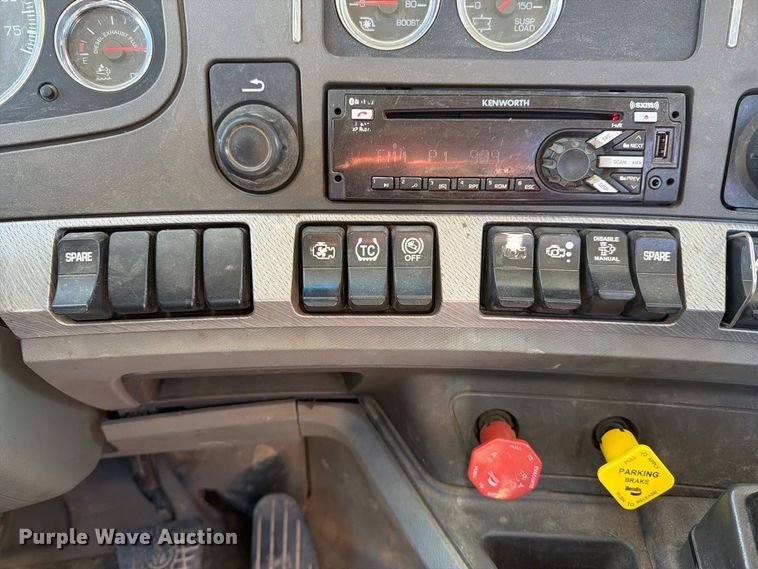 image for item EA0020 2015 Kenworth T680 semi truck