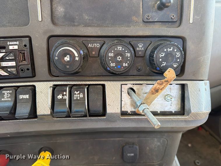 image for item EA0020 2015 Kenworth T680 semi truck
