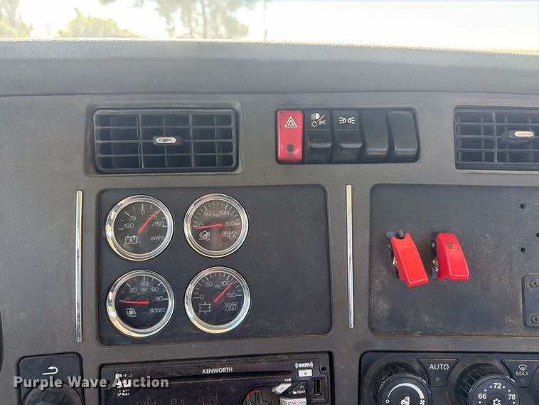 image for item EA0020 2015 Kenworth T680 semi truck