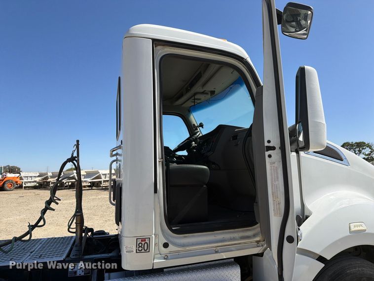 image for item EA0020 2015 Kenworth T680 semi truck