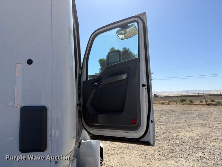 image for item EA0020 2015 Kenworth T680 semi truck