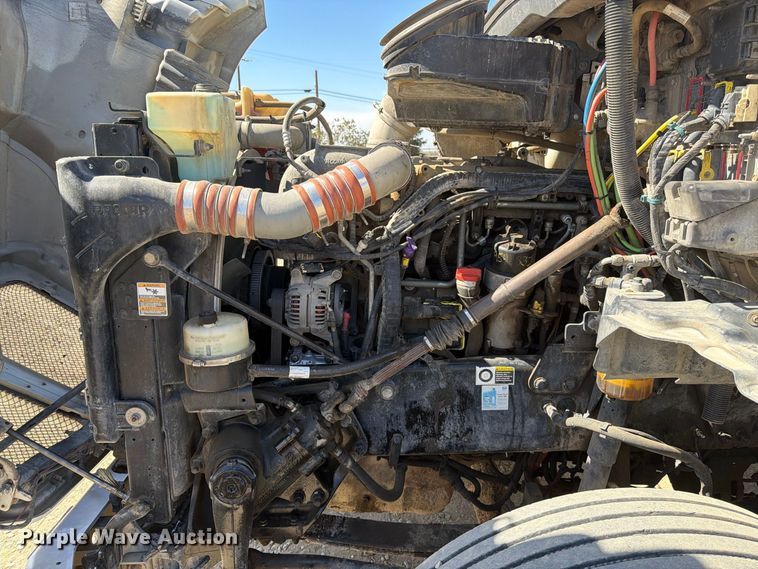 image for item EA0020 2015 Kenworth T680 semi truck