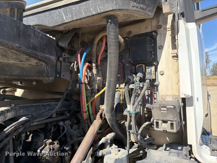 image for item EA0020 2015 Kenworth T680 semi truck