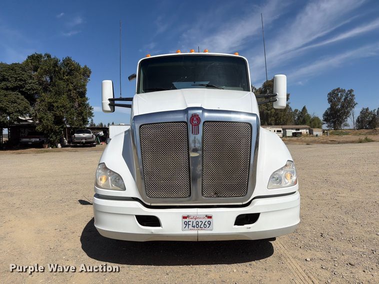image for item EA0021 2015 Kenworth T680 semi truck