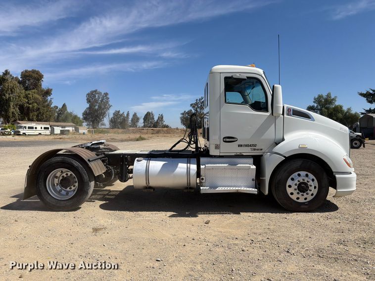 image for item EA0021 2015 Kenworth T680 semi truck