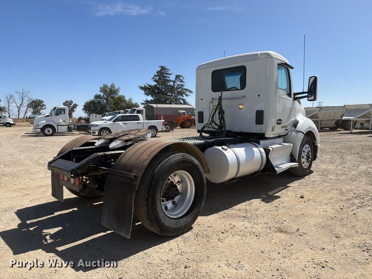 image for item EA0021 2015 Kenworth T680 semi truck