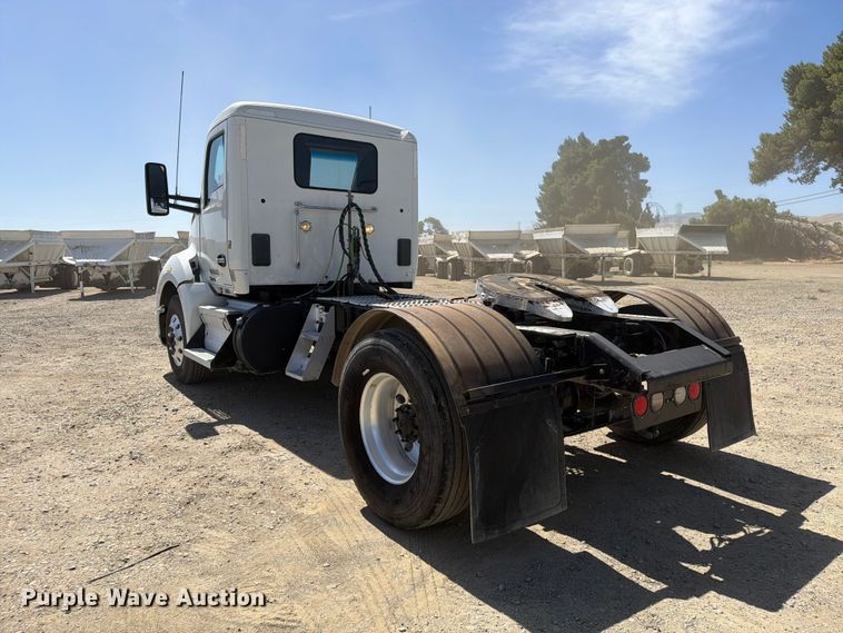 image for item EA0021 2015 Kenworth T680 semi truck
