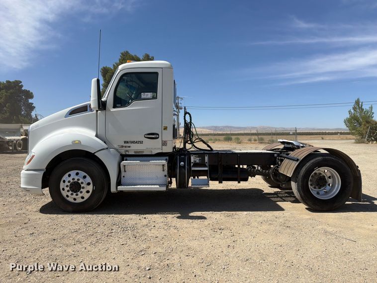 image for item EA0021 2015 Kenworth T680 semi truck