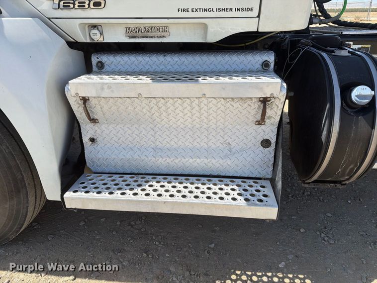 image for item EA0021 2015 Kenworth T680 semi truck