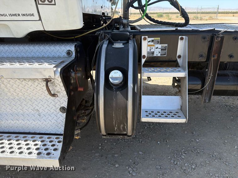 image for item EA0021 2015 Kenworth T680 semi truck