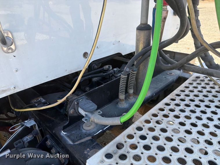 image for item EA0021 2015 Kenworth T680 semi truck