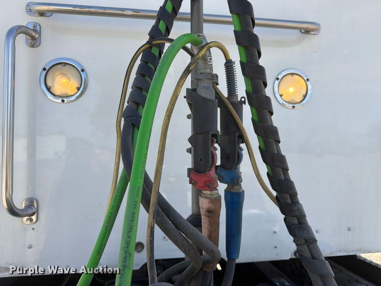 image for item EA0021 2015 Kenworth T680 semi truck