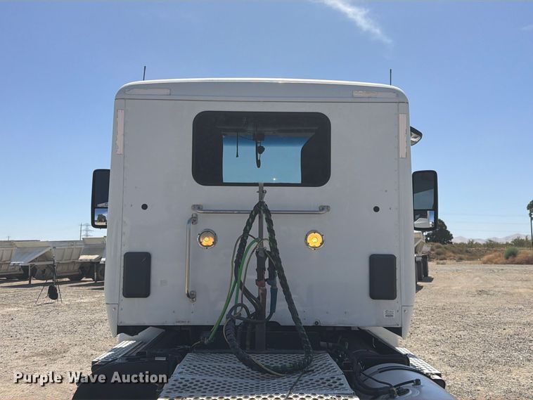 image for item EA0021 2015 Kenworth T680 semi truck