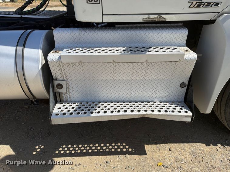 image for item EA0021 2015 Kenworth T680 semi truck