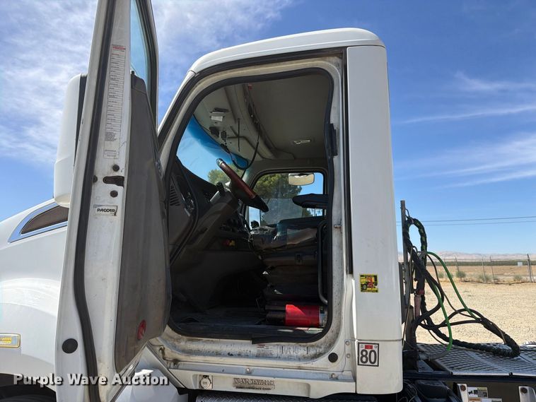 image for item EA0021 2015 Kenworth T680 semi truck