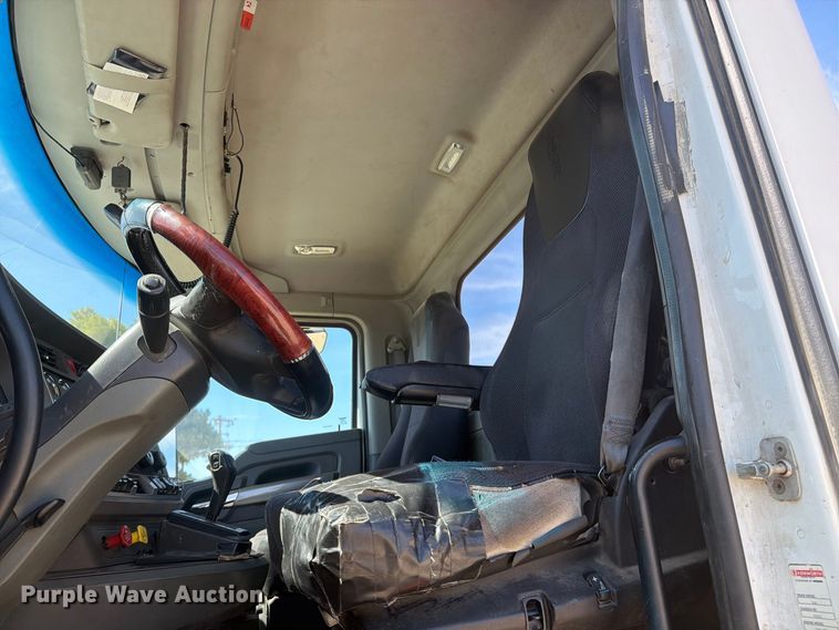 image for item EA0021 2015 Kenworth T680 semi truck
