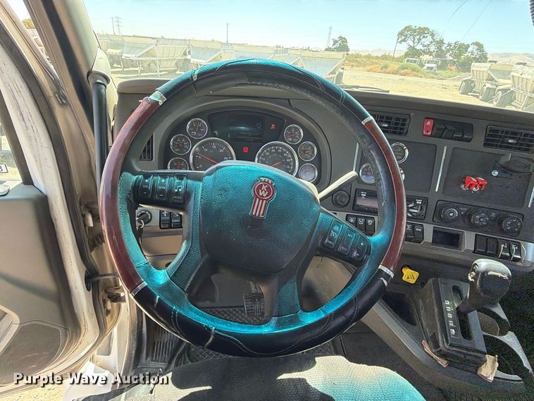 image for item EA0021 2015 Kenworth T680 semi truck