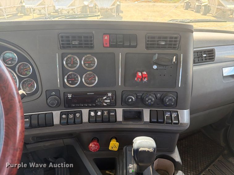 image for item EA0021 2015 Kenworth T680 semi truck