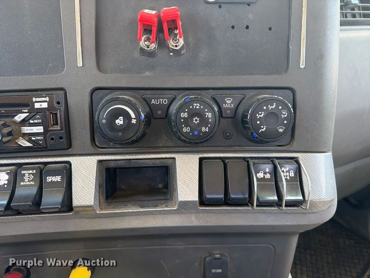 image for item EA0021 2015 Kenworth T680 semi truck