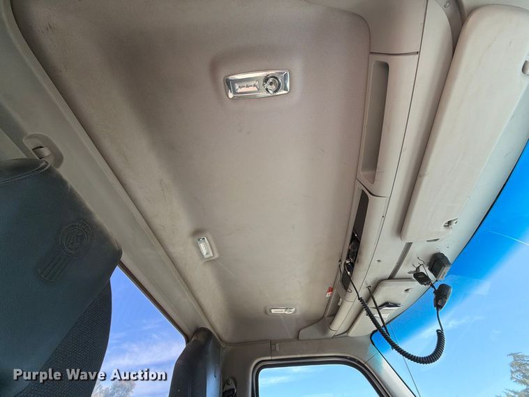 image for item EA0021 2015 Kenworth T680 semi truck