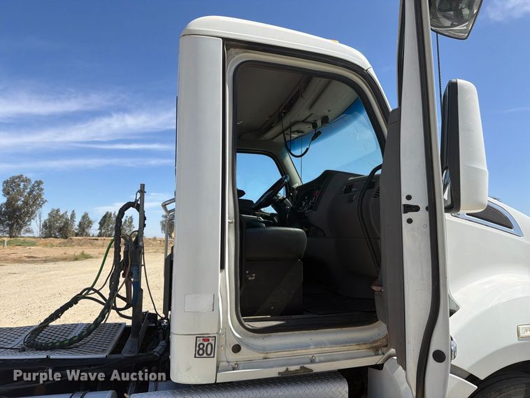 image for item EA0021 2015 Kenworth T680 semi truck