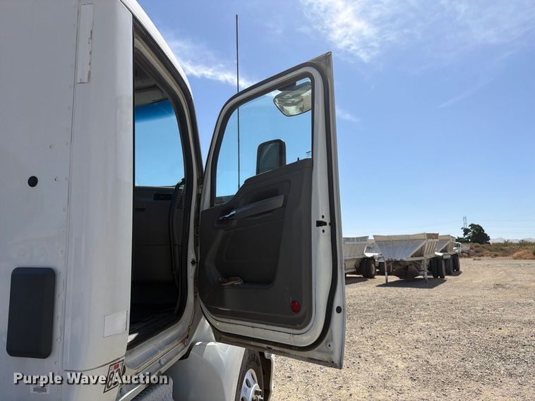 image for item EA0021 2015 Kenworth T680 semi truck